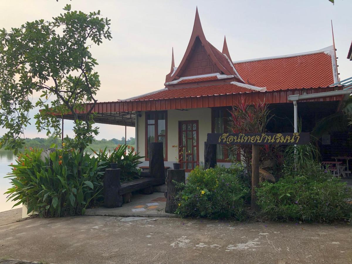 Ruen Thai Ban Rim Nam Кампхэнгпхет Экстерьер фото