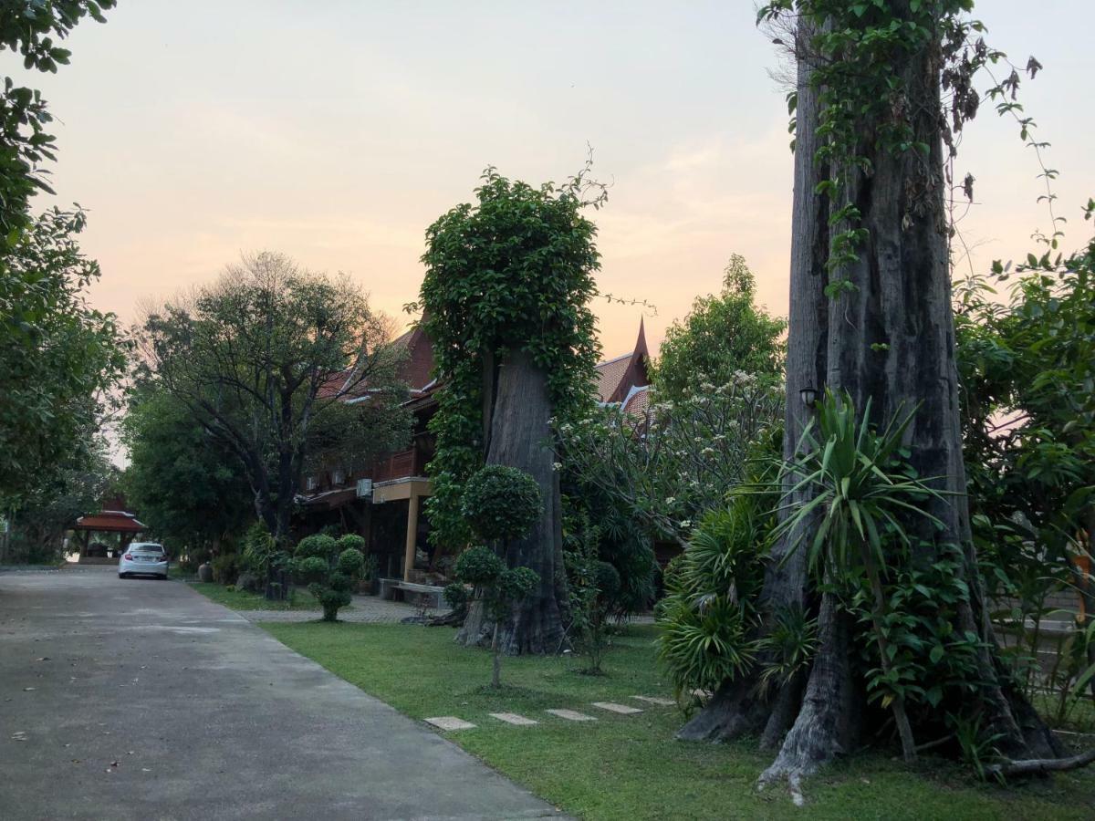 Ruen Thai Ban Rim Nam Кампхэнгпхет Экстерьер фото