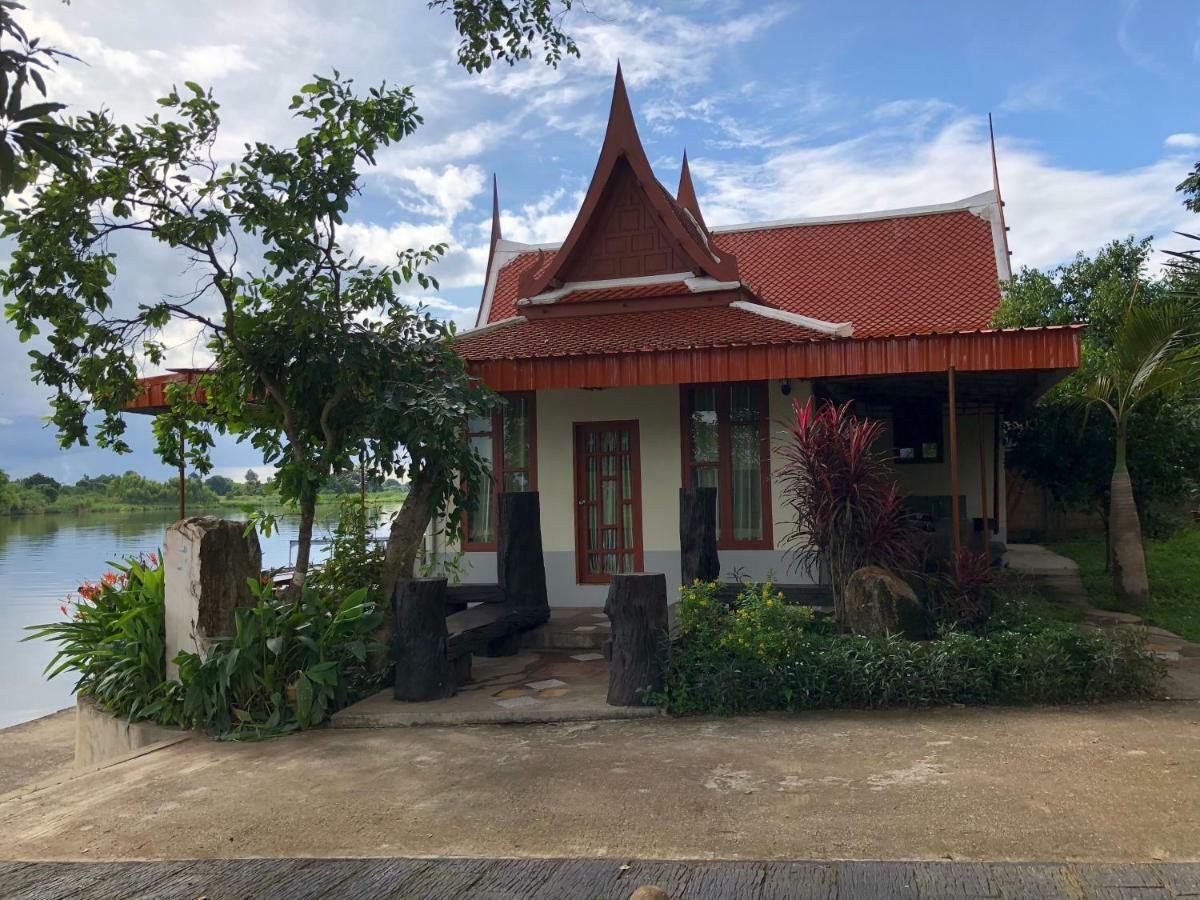 Ruen Thai Ban Rim Nam Кампхэнгпхет Экстерьер фото