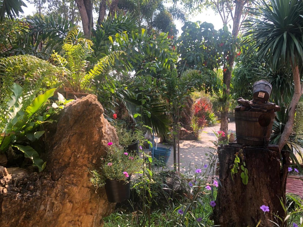 Ruen Thai Ban Rim Nam Кампхэнгпхет Экстерьер фото